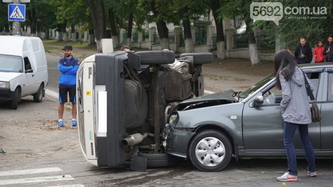 В Каменском в результате ДТП перевернулся автомобиль