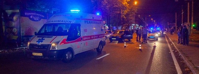 В Днепре на проспекте Пушкина Skoda Octavia сбила мужчину, который бежал на трамвай