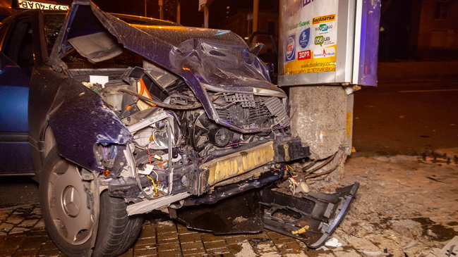 В Днепре на проспекте Поля столкнулись Mercedes и Uber: Mercedes врезался в столб, есть пострадавшие