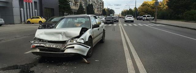 В Днепре на Сичеславской набережной Honda влетел в три автомобиля: движение затруднено