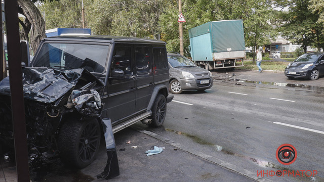 В Днепре на Мануйловском проспекте столкнулись Mercedes и грузовик: есть пострадавший