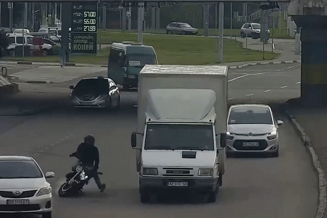 В Днепре на Слобожанском проспекте мотоциклист упал головой под колеса грузовика: видео момента
