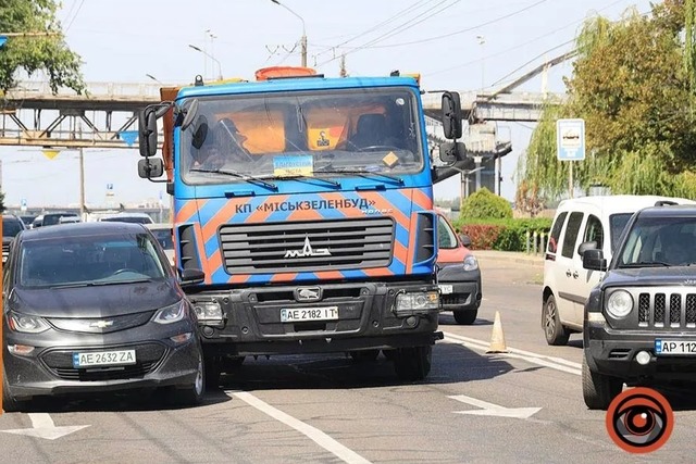 В Днепре на Сичеславской Набережной столкнулись Шевроле и МАЗ коммунальщиков: заняты две полосы