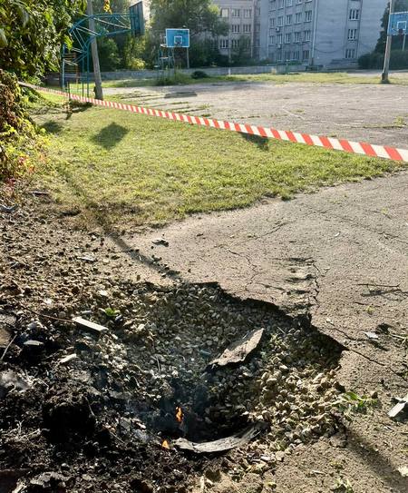 Дети были в укрытии. В Днепре после атаки на город появилась воронка на школьном стадионе
