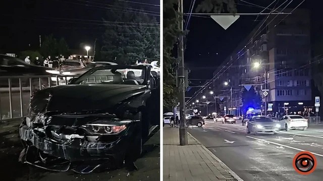 В Днепре на Сичеславской Набережной возле Varus BMW снес ограждение и вылетел на тротуар после столкновения с Hyundai