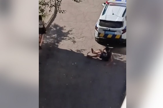 «Ледве дихав, аж хрипів»: що розповіли свідки про чоловіка, якого у Кам’янському переїхало поліцейське авто