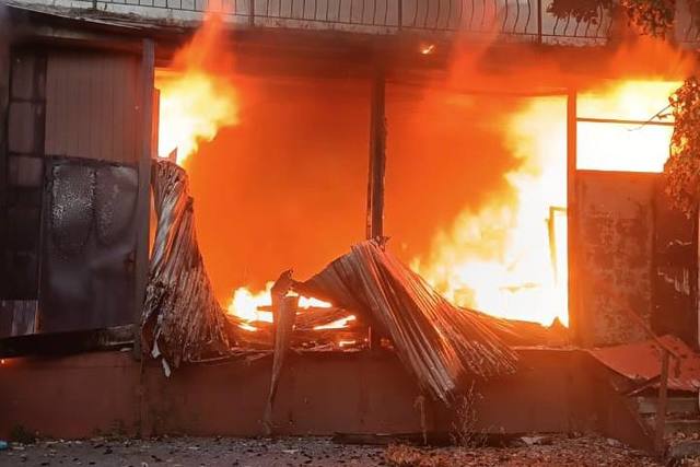 Погибли двое полицейских. Еще один ранен. Более 10 раз ночью враг атаковал 2 района области беспилотниками и артиллерией
