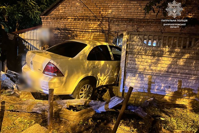 Пьяный водитель Nissan въехал в забор и частный дом