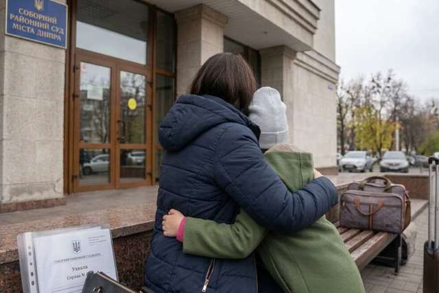 Разлученные войной и бюрократией: как мать через суд в Днепре вернула дочь из-за границы
