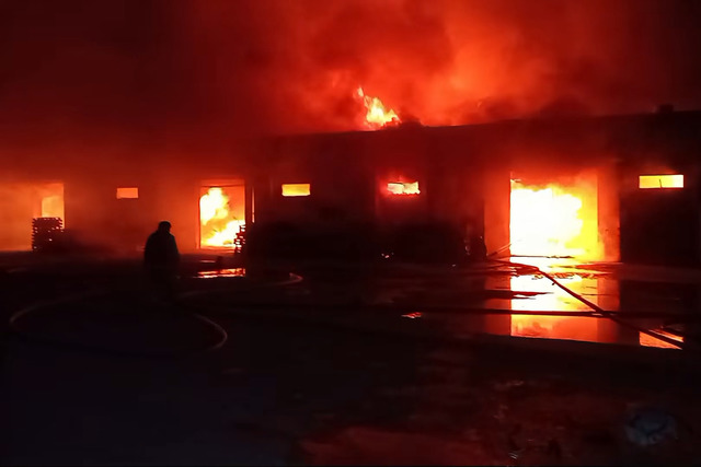 У Дніпропетровській області російська атака знищила склад чипсів та сухариків
