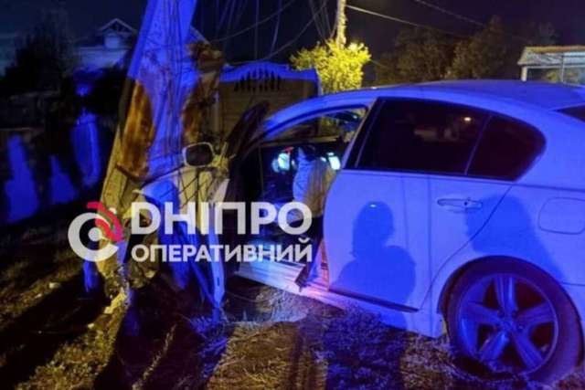 У Дніпрі на Щитовій Lexus врізався в електроопору: місцеві залишилися без світла
