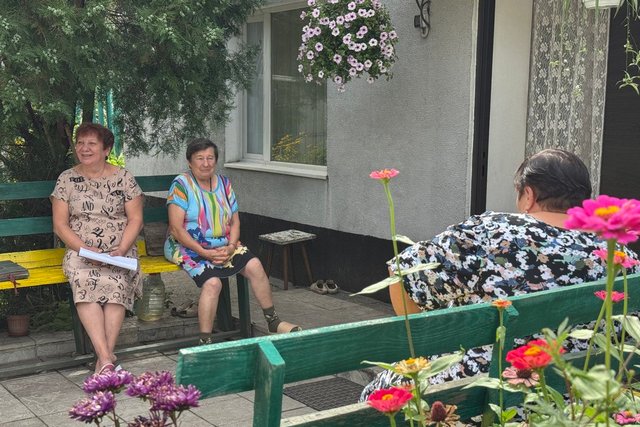 Переселенки біля шелтеру. Суспільне Донбас/Юлія Підгола «россия лишила меня всего»: как переселенцы из Северодонецка обосновались в шелтере на Днепропетровщине