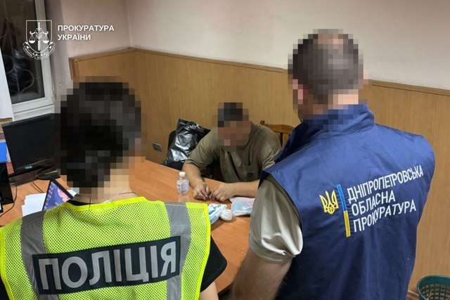 Угрожал предпринимателю из Днепра за несуществующий долг: местный житель подозревается в вымогательстве