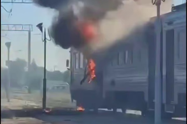 Враг атаковал поезд «Днепр – Запорожье» дроном: возник пожар