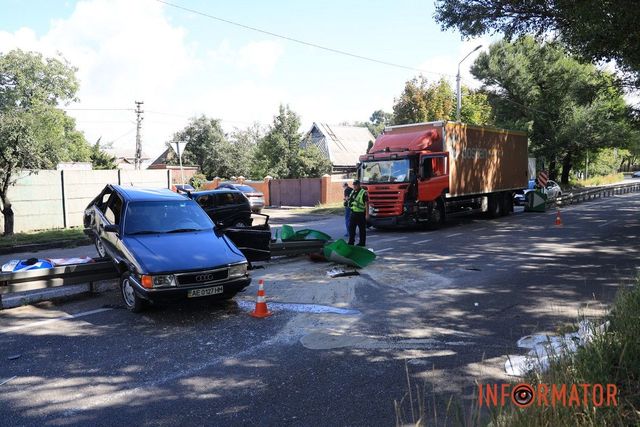 В Днепре грузовик Scania снес Audi: автомобиль повис на отбойнике, водитель в больнице
