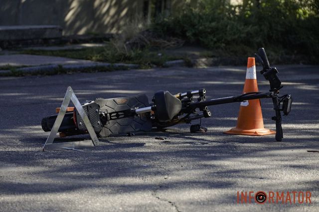 В Днепре на Героев УПА Mercedes сбил мужчину на самокате: пострадавший в больнице