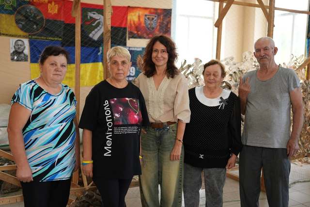 Вона прокидається о третій ночі, щоб плести маскувальні сітки…
