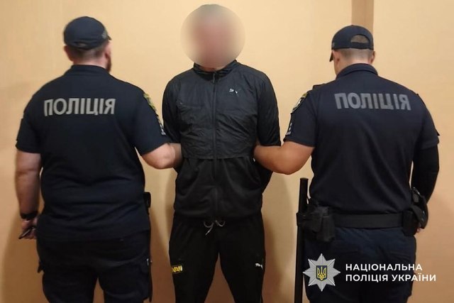 Полиция Днепра задержала двух мужчин за разбойное нападение на военнослужащего ВСУ