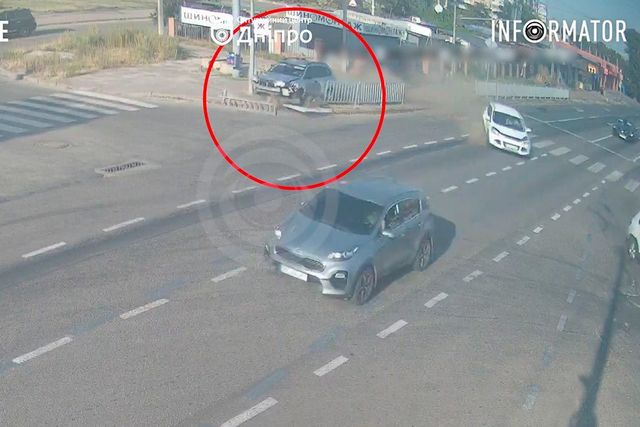 В Днепре на Донецком шоссе автомобиль сбил несколько секций забора: видео момента