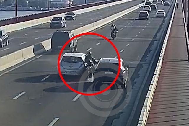 Пытался проехать между двух автомобилей: в Днепре на Новом мосту мотоциклист упал под Nissan Leaf, видео момента