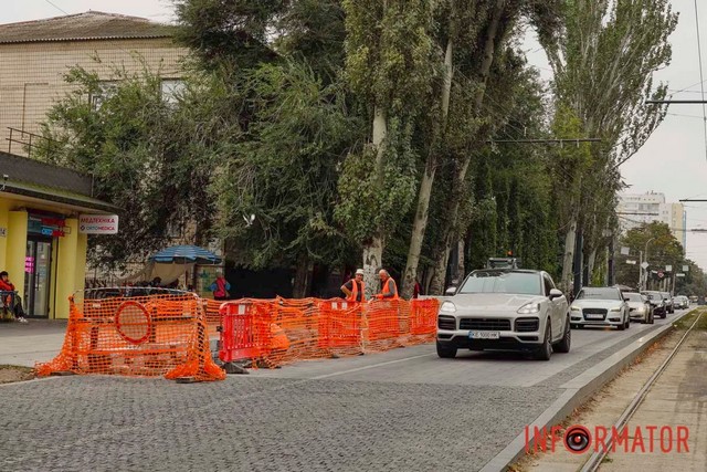 Фото: Тарас Іванов Одна полоса движения перекрыта: в Днепре на Соборной площади снова ремонтируют «венскую платформу»