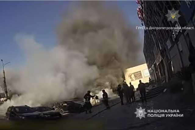 Детский плач и крики о помощи: полицейские Павлограда показали первые минуты после вражеского удара
