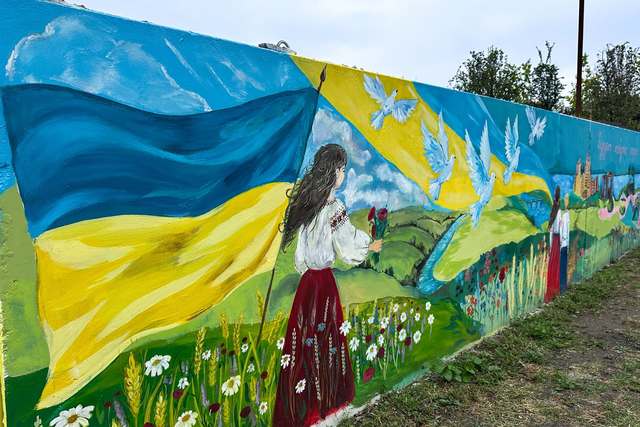 Біля Дніпра створили гігантський мурал