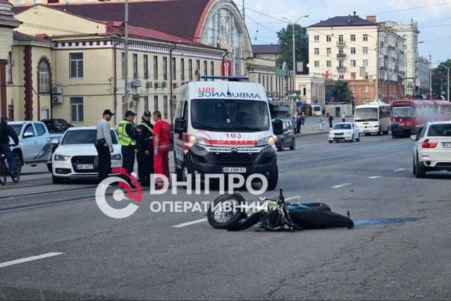 В Днепре возле «Озерки» сбили курьера на мопеде: что известно