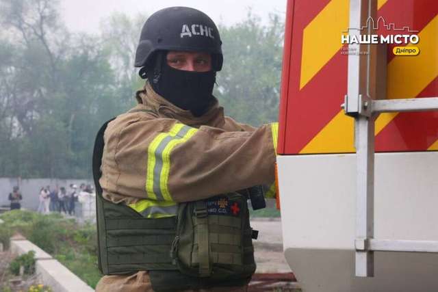 Дивом вціліла серед завалів після атаки рф: рятувальник розповів про порятунок дитини у Дніпрі