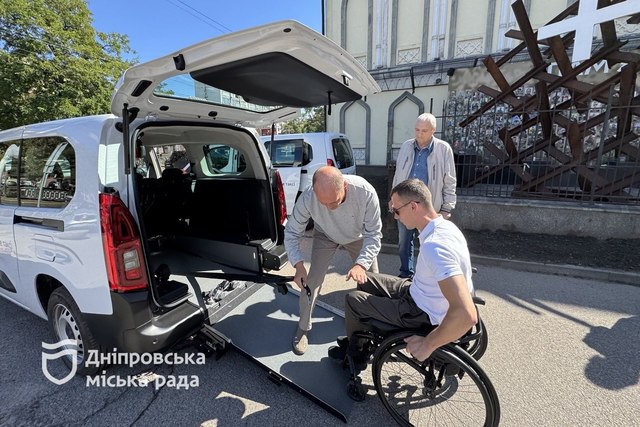 Больше возможностей для безбарьерного передвижения: в Днепре два новых автомобиля «Социального такси» будут помогать ветеранам с инвалидностью