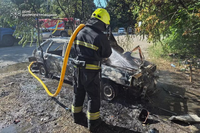 В Днепре пожарные ликвидировали возгорание легкового автомобиля на проспекте Дмитрия Яворницкого