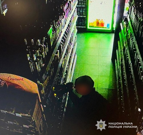 У Самарі поліцейські встановили чоловіка, причетного до крадіжок із двох магазинів