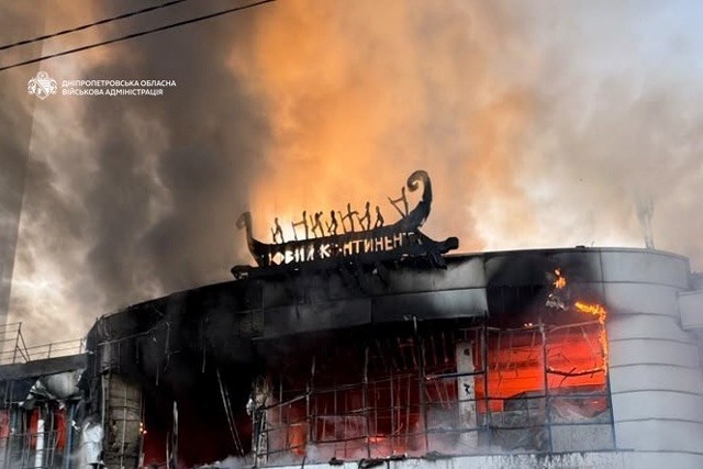 Ворог ударив по торговому центру у Дніпрі