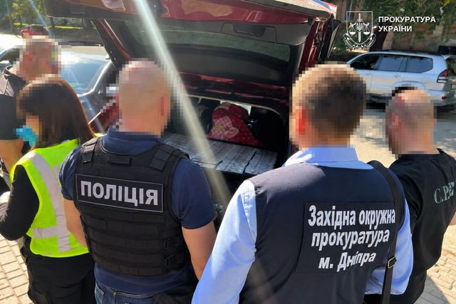 Бронирование для выезда за границу: в Днепре задержан мужчина, который за 8,5 тыс. долл обещал военнообязанному фиктивное трудоустройство