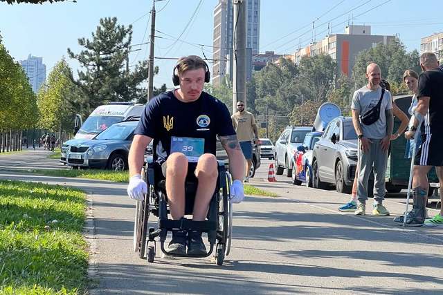 Ветеран війни на інвалідному візку проїхав марафонську дистанцію Набережною Дніпра