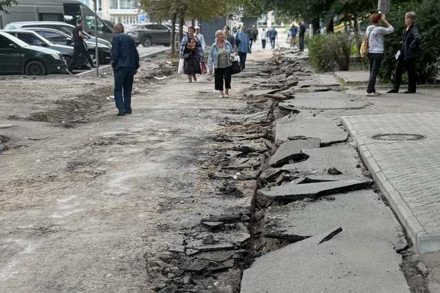 На вулиці Калиновій продовжують ремонтувати тротуари