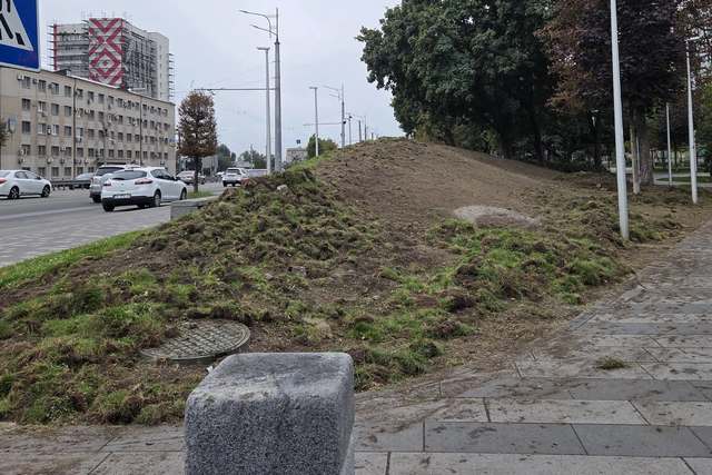 Навіщо в сквері на Слобожанському проспекті мотоблоками видалили здорову траву?