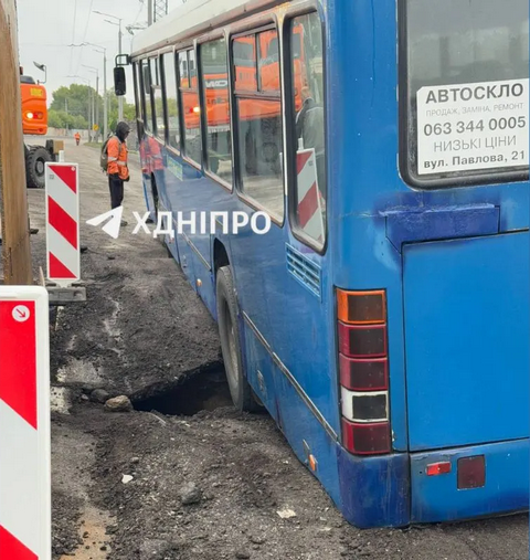 В Днепре на Набережной Заводской провалился асфальт: автобус №121 застрял в «ловушке»