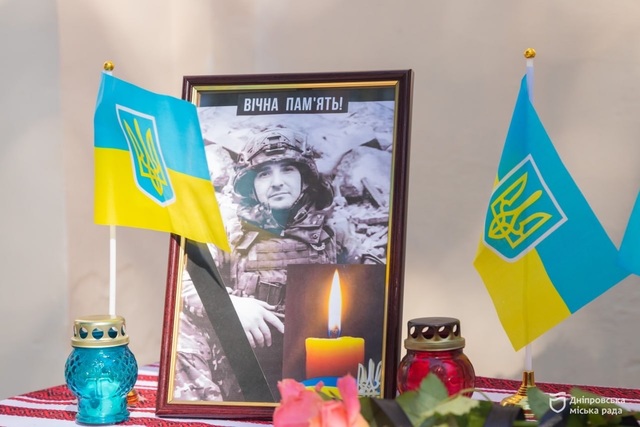 В Днепре на фасаде гимназии №20 открыли мемориальную доску погибшему защитнику Владимиру Кисилевичу