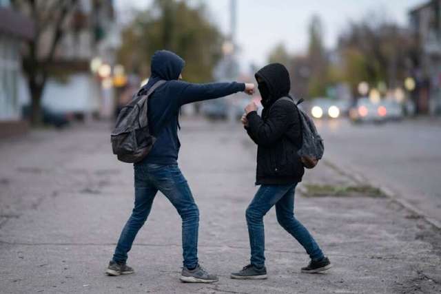 Зламав щелепу за образу матері в месенджері: на Дніпропетровщині конфлікт підлітків дійшов до суду