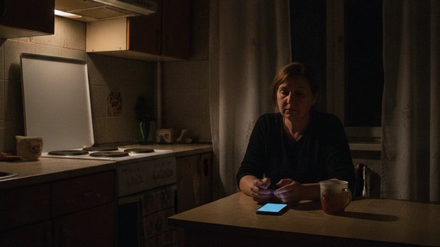 Найдовші ночі в такій родині минають на кухні біля телефона Рятувати не можна зупинитися: як родина роками тримає залежність на плаву