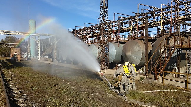 В Каменском спасатели тренировались ликвидировать аварию с выбросом аммиака