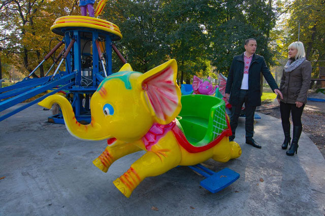 В обновленном центральном парке Каменского монтируют новые аттракционы