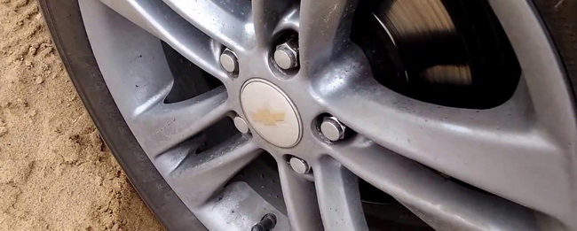 В Каменском на проспекте Аношкина у Chevrolet на ходу вывернуло колесо: образовалась пробка