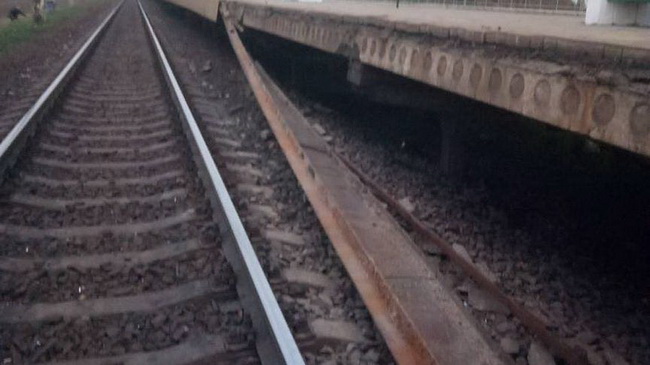 На станции Каменское-Пассажирское металловоры пытались сорвать металлическое обрамление платформы