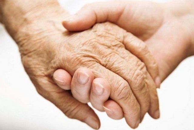 В Днепре патрульные помогли потерявшейся 89-летней женщине вернуться домой