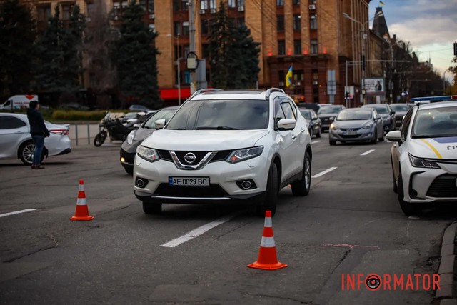 В Днепре возле площади Героев Майдана Nissan сбил женщину: пострадавшую госпитализировали