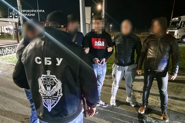 Из Германии в Украину экстрадирован подозреваемый – участник ОПГ, который производил и сбывал наркотики на территории Днепра