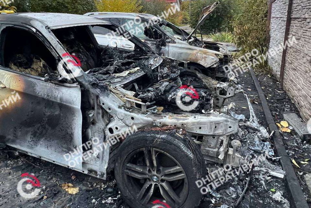 В Индустриальном районе Днепра среди ночи загорелись два автомобиля