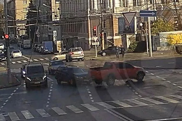 В Днепре на Яворницкого Mitsubishi летел на «красный», врезался в Opel и едва не улетел в пешеходов: видео момента ДТП